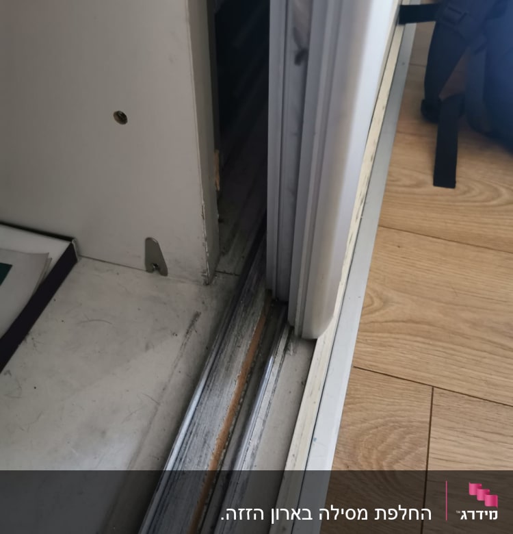 מסילת דלת הזזה עם מסגרת עץ ורצפת עץ